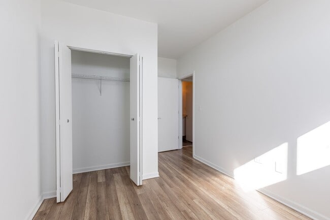 Building Photo - Spacious 3 Bed 2 Bath Duplex Up, In unit W/D in Humboldt Park!