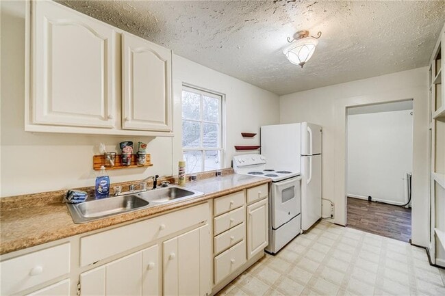 Building Photo - 1290 Reavis Mountain Rd