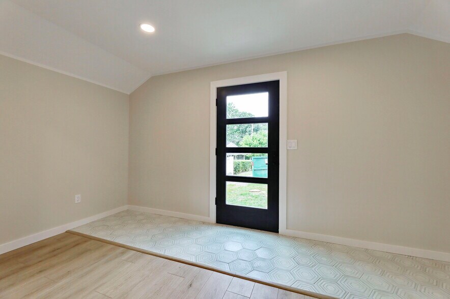 Building Photo - 205 Island Rd