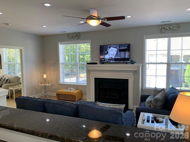 Building Photo - 9033 Rosalyn Glen Rd