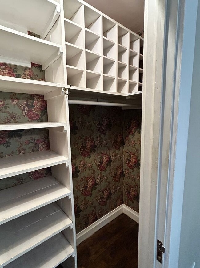 Building Photo - ****LOCATION LOCATION LOCATION****PRICE RE...