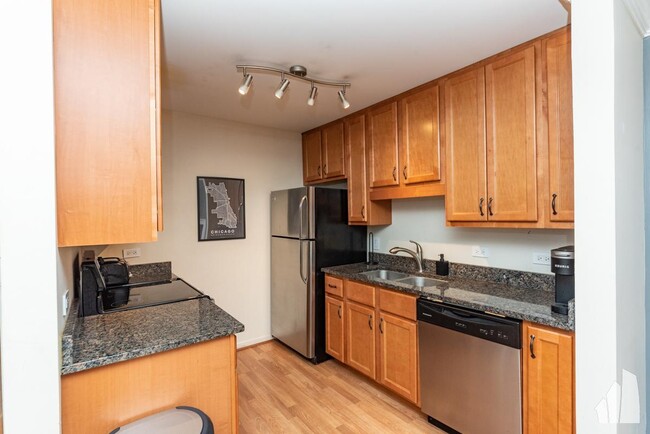 Building Photo - 1 bedroom in Chicago IL 60610