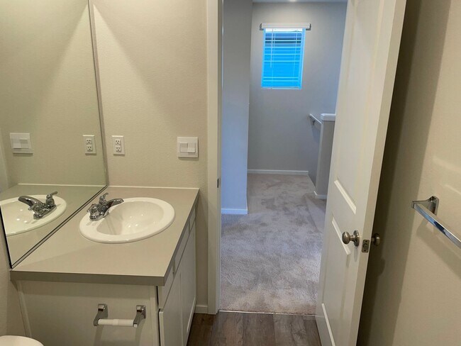Building Photo - HALF OFF FIRST MONTHS RENT 3 Bed 2.5 Bath ...