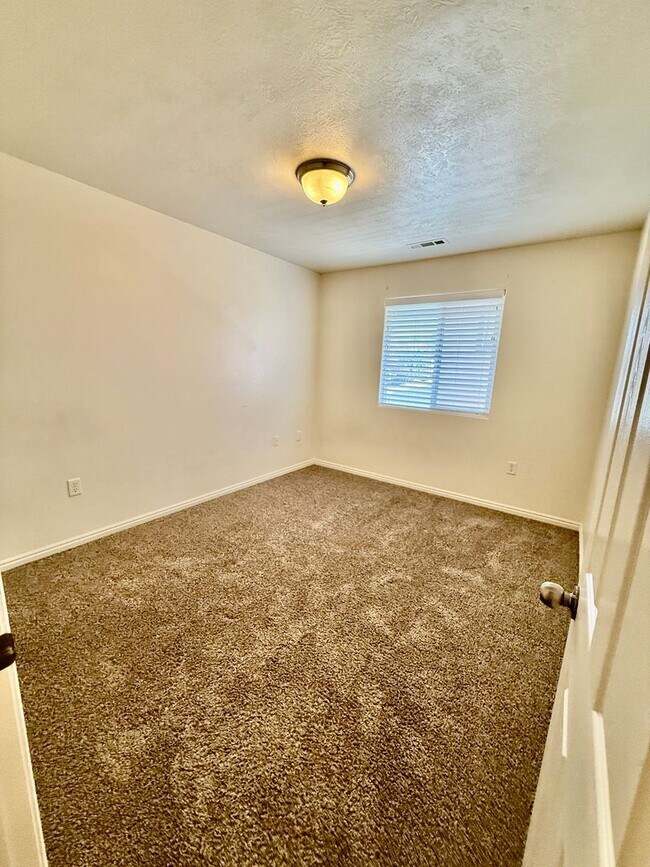 Building Photo - Pet-Friendly Three Bedroom Townhome in Woodbridge