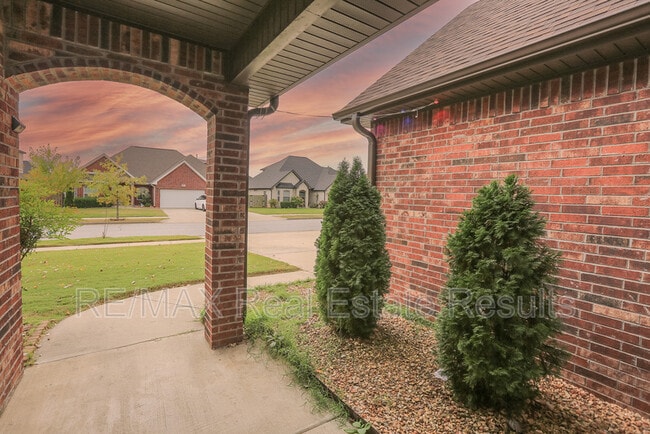 Building Photo - 2202 SW Tupelo Ave