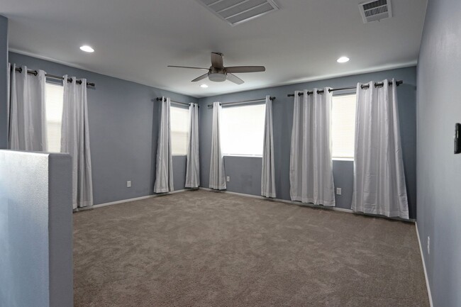 Building Photo - Immaculate 4 Bedroom Home