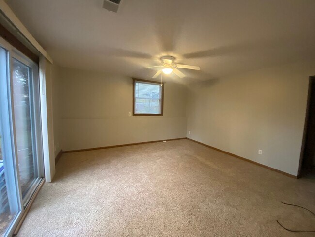 Building Photo - Three Bedroom Duplex in Rockford!
