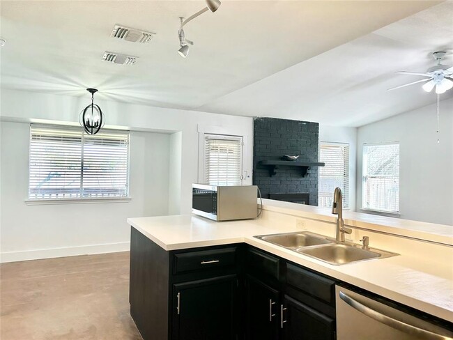 Building Photo - 5726 Shreveport Dr