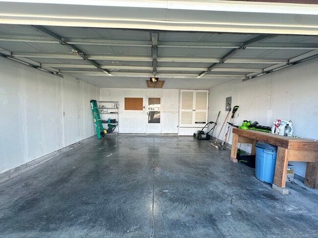 Building Photo - Charming 3-Bed Home with Fenced Yard!