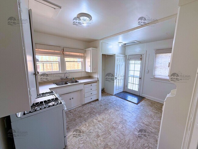 Building Photo - 304 N Rios Ave