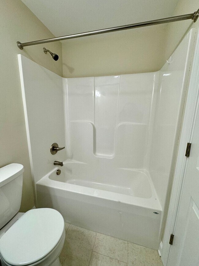 Building Photo - Spacious townhouse for rent in Bluestone H...