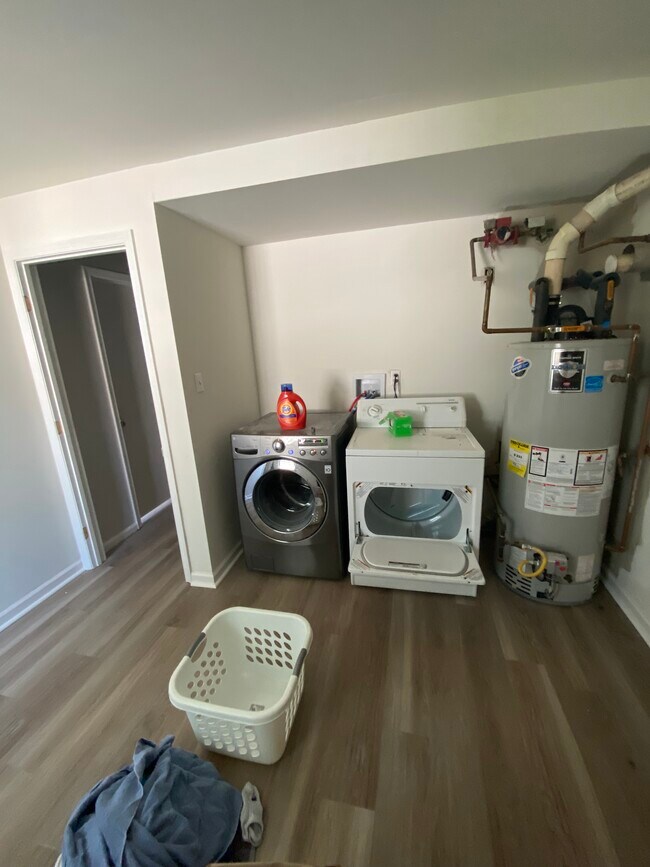 Building Photo - 2141 Bromby St