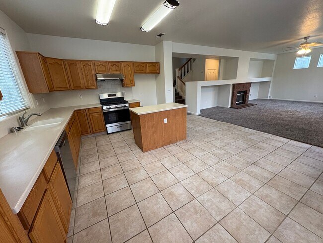 Building Photo - Spectacular home available now in a great neighborhood!