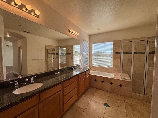 Building Photo - 5 Bedroom Luxury home