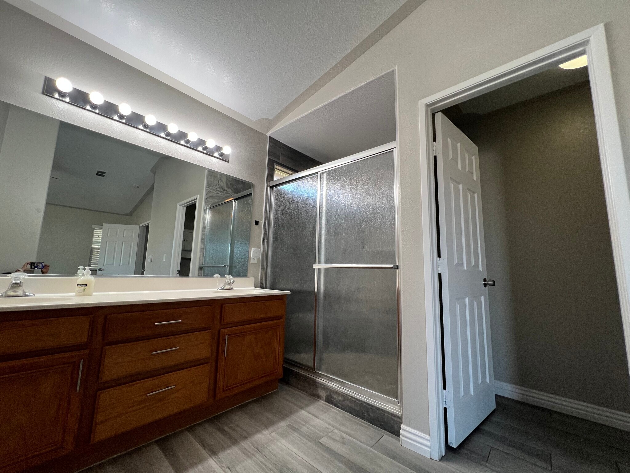 Master vanity and Shower - 9083 Powell Ave