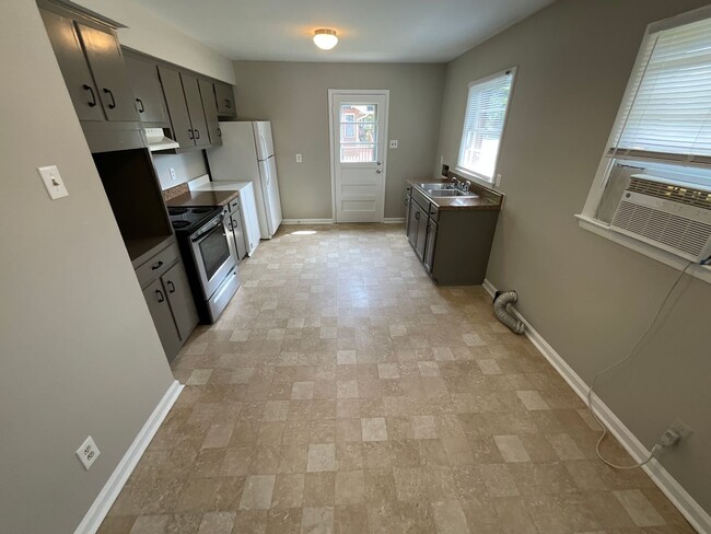 Building Photo - Lovely 2 Bed, 1 Bath Brick Ranch near UNC-...