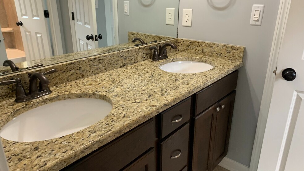 Building Photo - Room in House on Pineland Cir