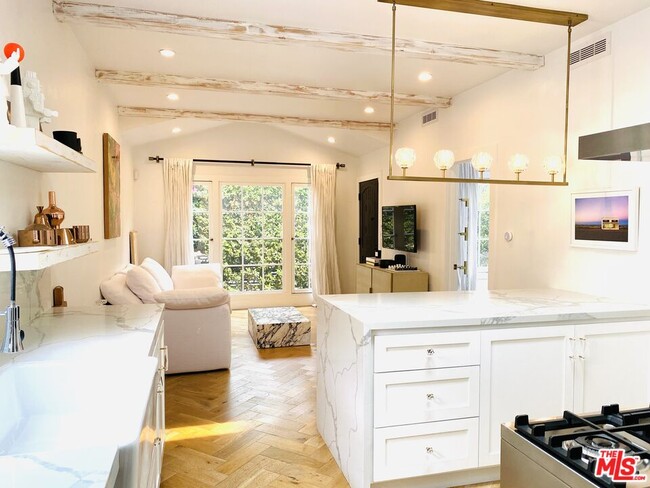 Primary Photo - 8062 Waring Ave