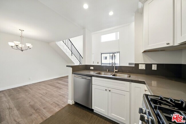Building Photo - 6212 Fulton Ave