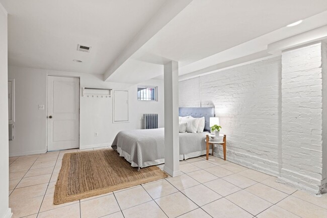 Building Photo - Gorgeous, Spacious 4BR with Updated Kitche...