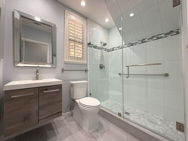 Building Photo - Charming Waterfront Single Family Home in Redwood Shores Available Now!