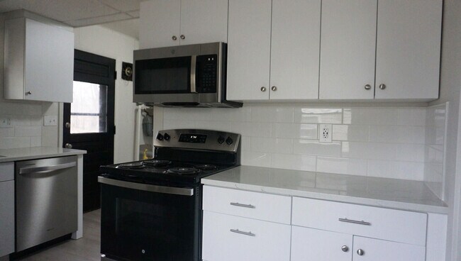 Building Photo - 2364 Pinecrest Ave