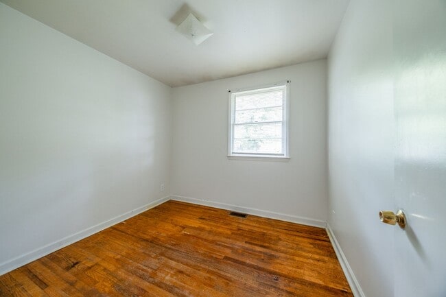 Building Photo - 3-bedroom, 1-bath home with a fenced-in yard, located on Guerrant Street in Greensboro