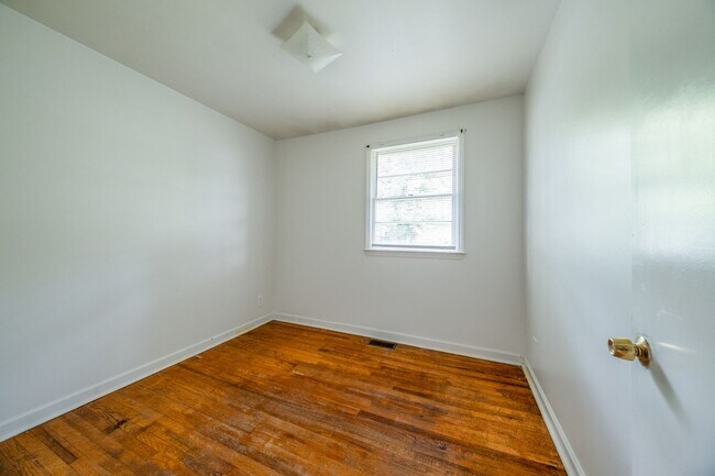 Building Photo - 3-bedroom, 1-bath home with a fully fenced-in yard!