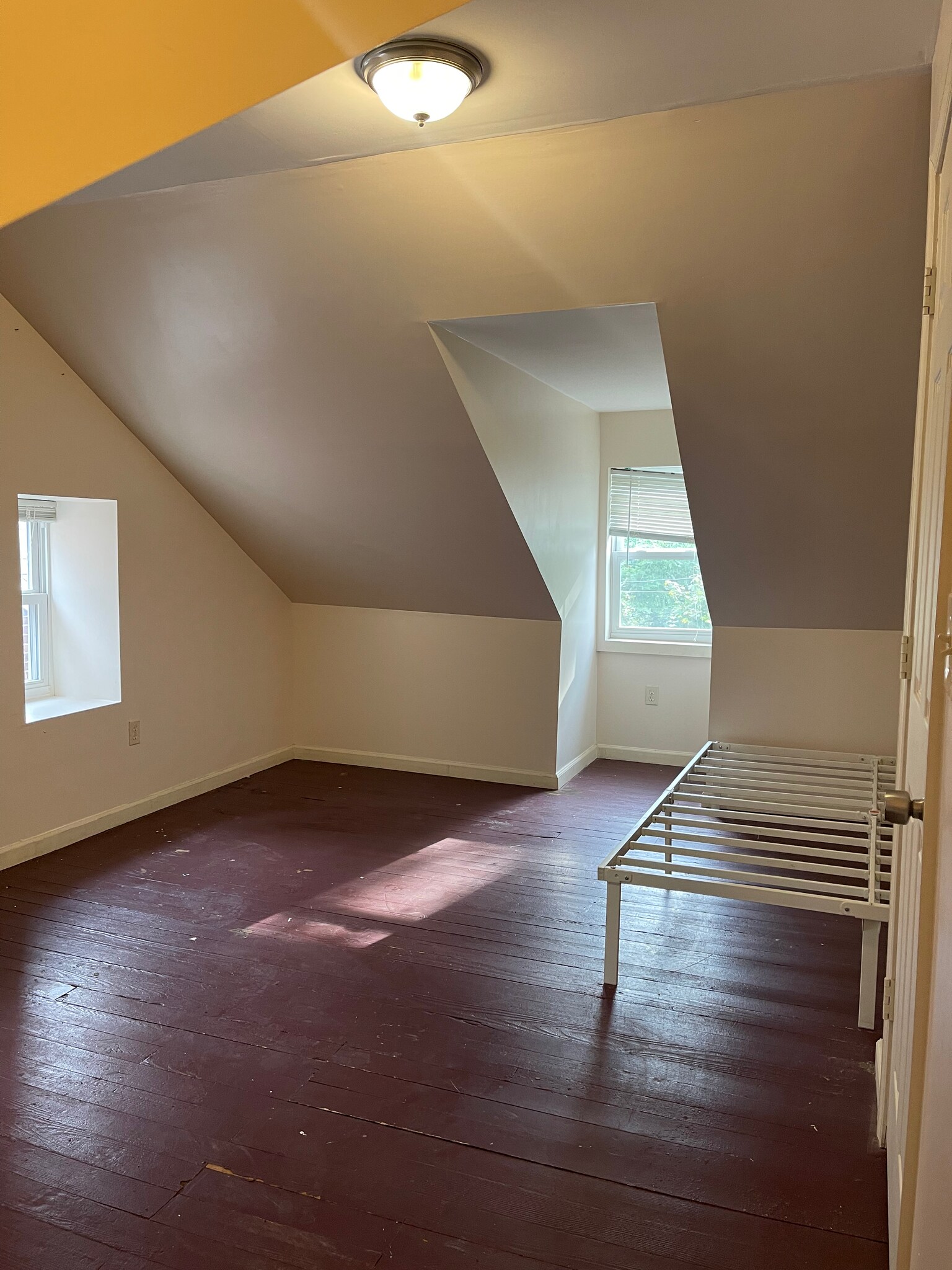 Attic Bedroom with closet - 305 N 5th Ave
