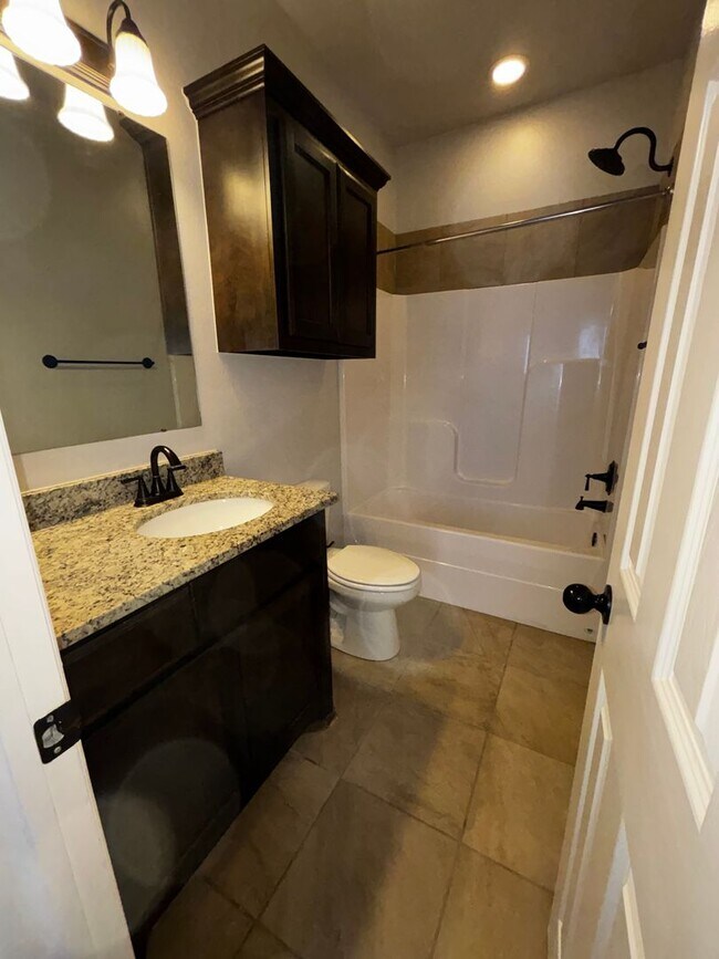 Building Photo - 3BR 2BA duplex with 2 car garage in Yukon!!