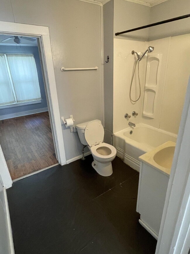 Building Photo - 507 Main St