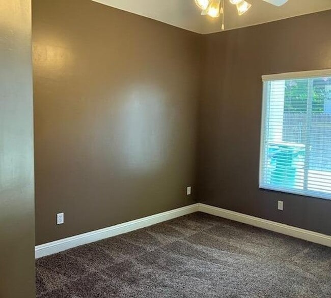 Building Photo - West Bakersfield Custom Home for Rent Available Now!