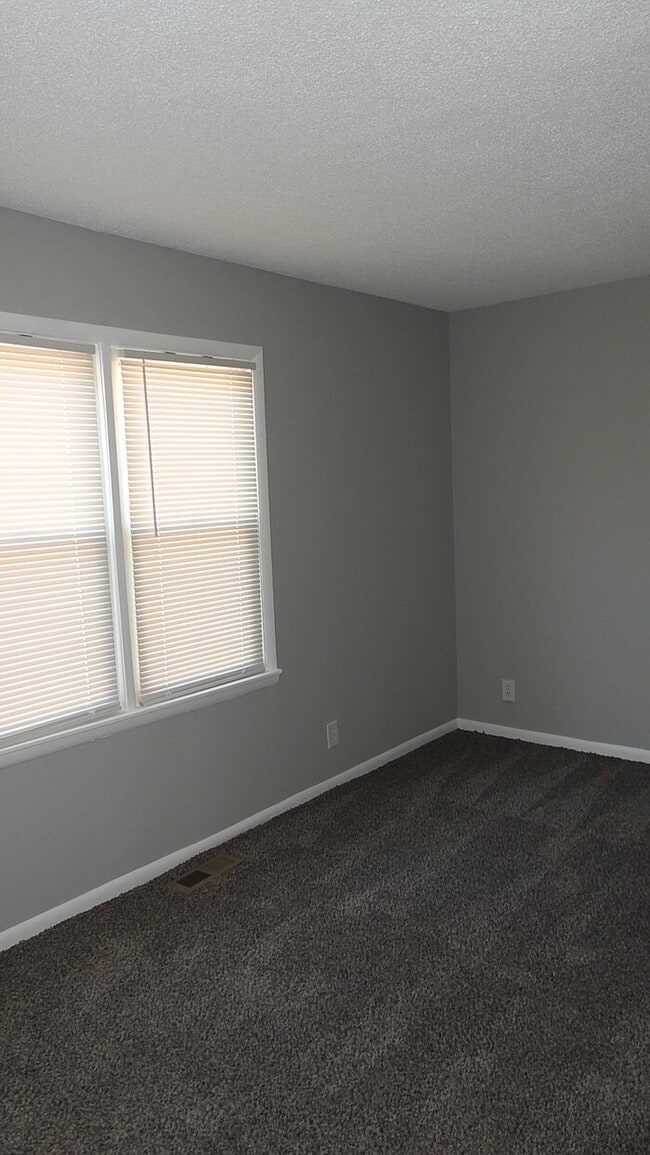 Building Photo - Cozy 3 bedrooms and 2 full baths home located on Holt Lane in Kansas City, KS