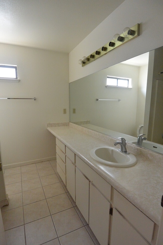 Building Photo - Nice home in Northwest Tulare neighborhood near schools