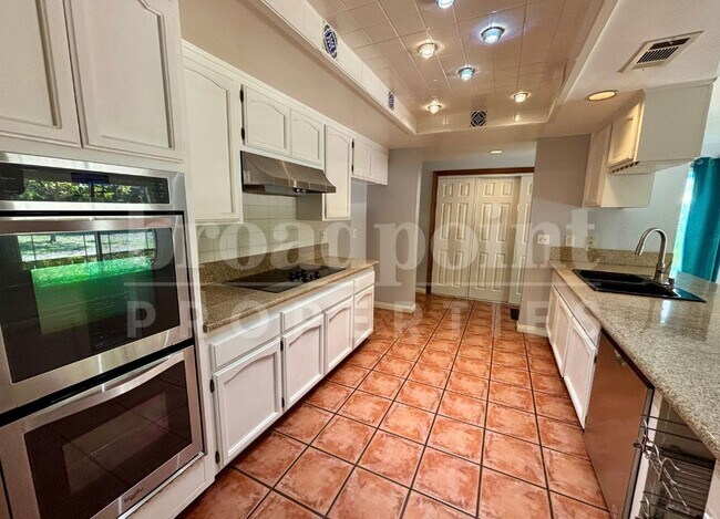 Building Photo - 10326 Oak Ranch Ln