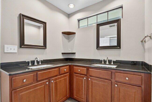 Building Photo - Spacious 3BR Home with Fireplace, Garage & Private Yard