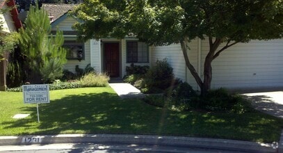 Building Photo - 3 bedroom 2 bath in central Visalia!