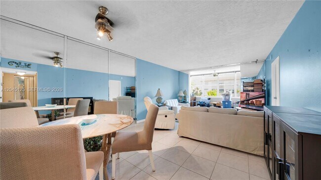 Building Photo - 2861 Somerset Dr