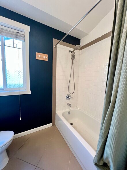 Building Photo - 1017 NE 125th St