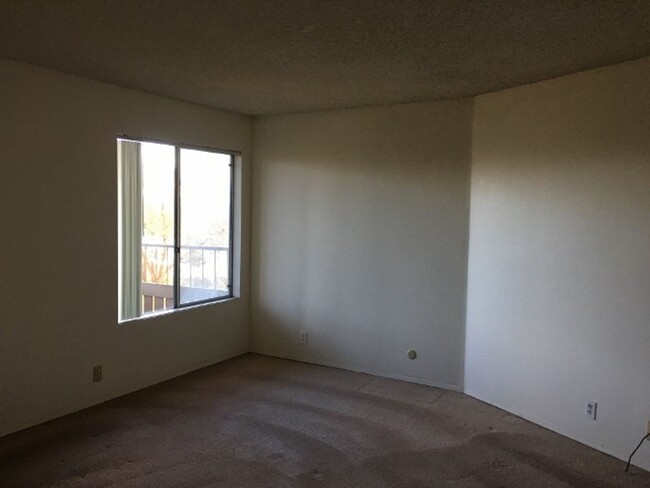 Building Photo - 2 Bedroom 2 Bathroom Single Story Condo, 3...