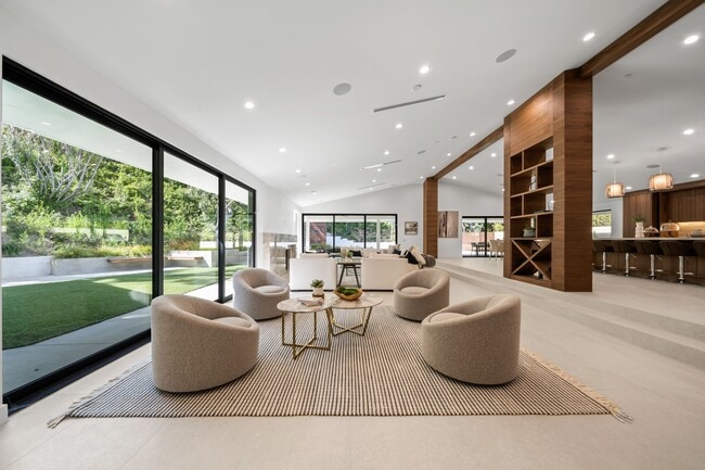 Building Photo - 16110 Clear Oak Dr