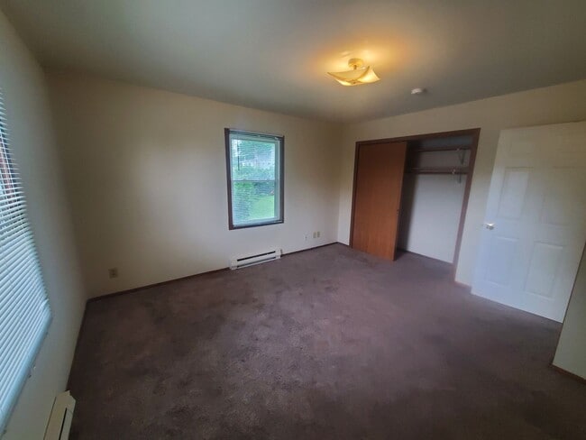 Building Photo - 2205 Green Tree Rd