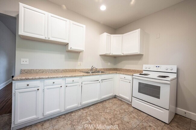 Building Photo - "Charming 3-Bed Duplex Gem in Indianapolis – Spacious 1300 Sq Ft Haven!"