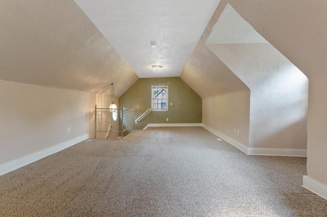 Building Photo - 725 Michigan St