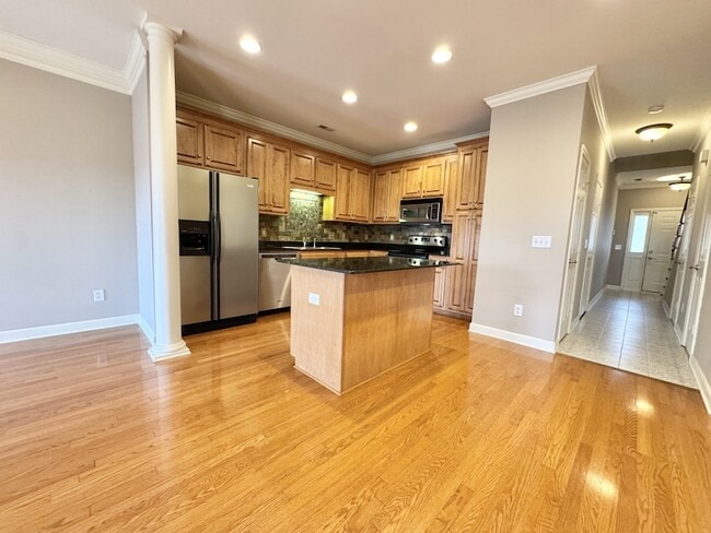 Building Photo - 1801 Brentwood Pointe