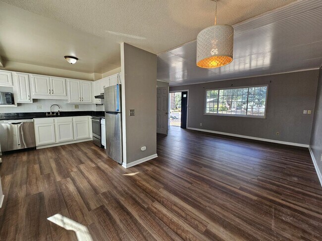 Building Photo - 3 Bed 2 Bath Home in North East Colorado S...