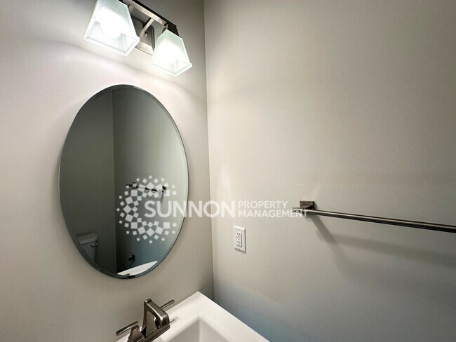 Building Photo - 3 Bedroom Townhome Located in Wendover Green