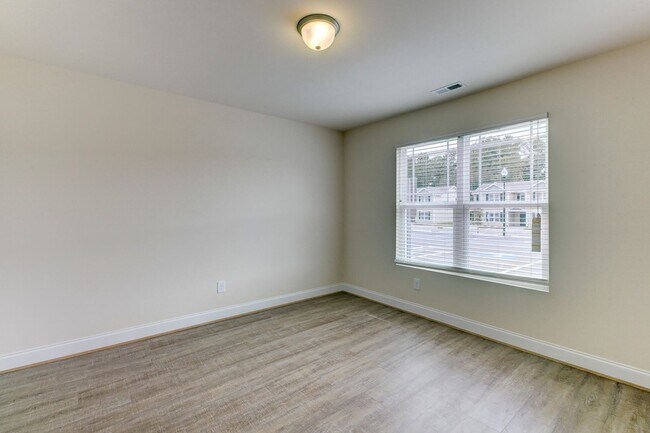 Building Photo - Two Story Townhome!