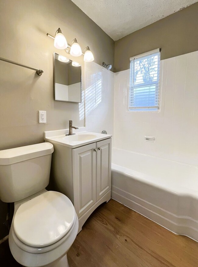 Building Photo - Renovated 2 Bedroom Jacksonville Heights D...