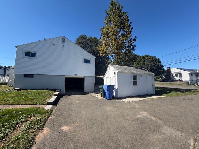 Building Photo - 112 W Hartford Rd